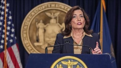 حاكمة نيويورك تطالب بترليونات الدولارات تعويضاً عن الرسوم الجمركية الملغاة