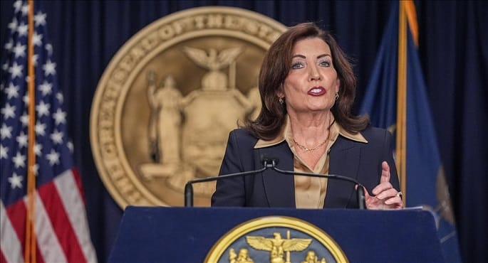 حاكمة نيويورك تطالب بترليونات الدولارات تعويضاً عن الرسوم الجمركية الملغاة