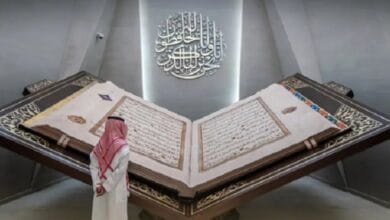 مصحف الـ 700 صفحة: عملاق الخط العربي ينير جنبات متحف القرآن الكريم بالسعودية