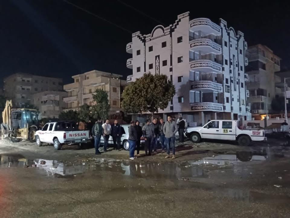 إصلاح كسر مفاجئ في ماسورة مياه بمنطقة الكرنك بمدينة جمصة