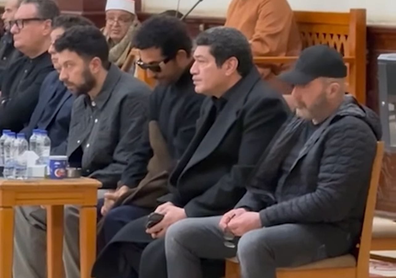 النجوم يواسون زينة في عزاء شقيقها| صور