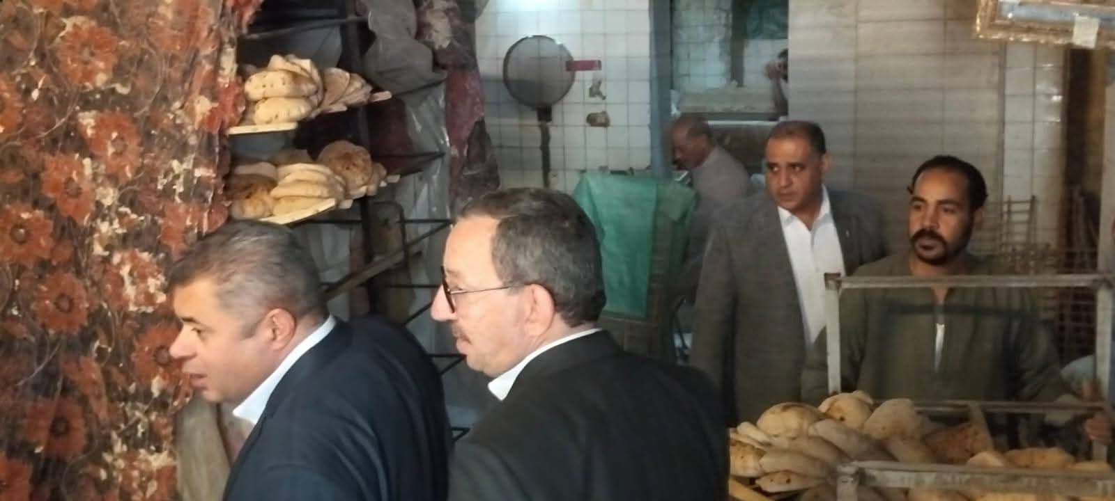 ألزم بوضع أسعار وأوزان الخبز السياحي.. نائب محافظ القاهرة يتفقد مخابز الشرابية| صور