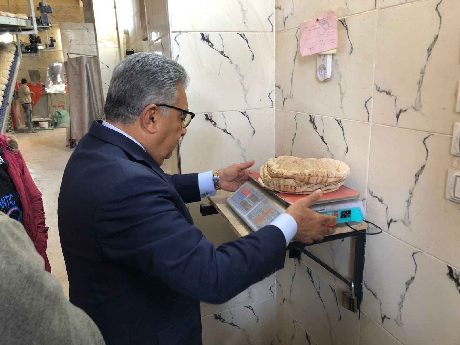 محافظ الدقهلية يتفقد مخابز للتأكد من جودة الخبز والالتزام بالأوزان |صور