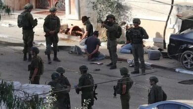 قوات الاحتلال تعتقل ما لايقل عن 16 فلسطينيًا من الضفة وعشرات المستوطنين يقتحمون باحات الاقصى