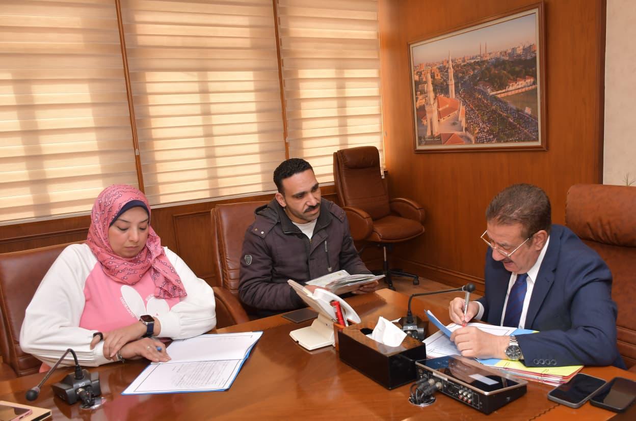 محافظ بورسعيد يوجه بصرف مساعدات مالية وتوفير فرص عمل لعدد من الحالات الإنسانية | صور