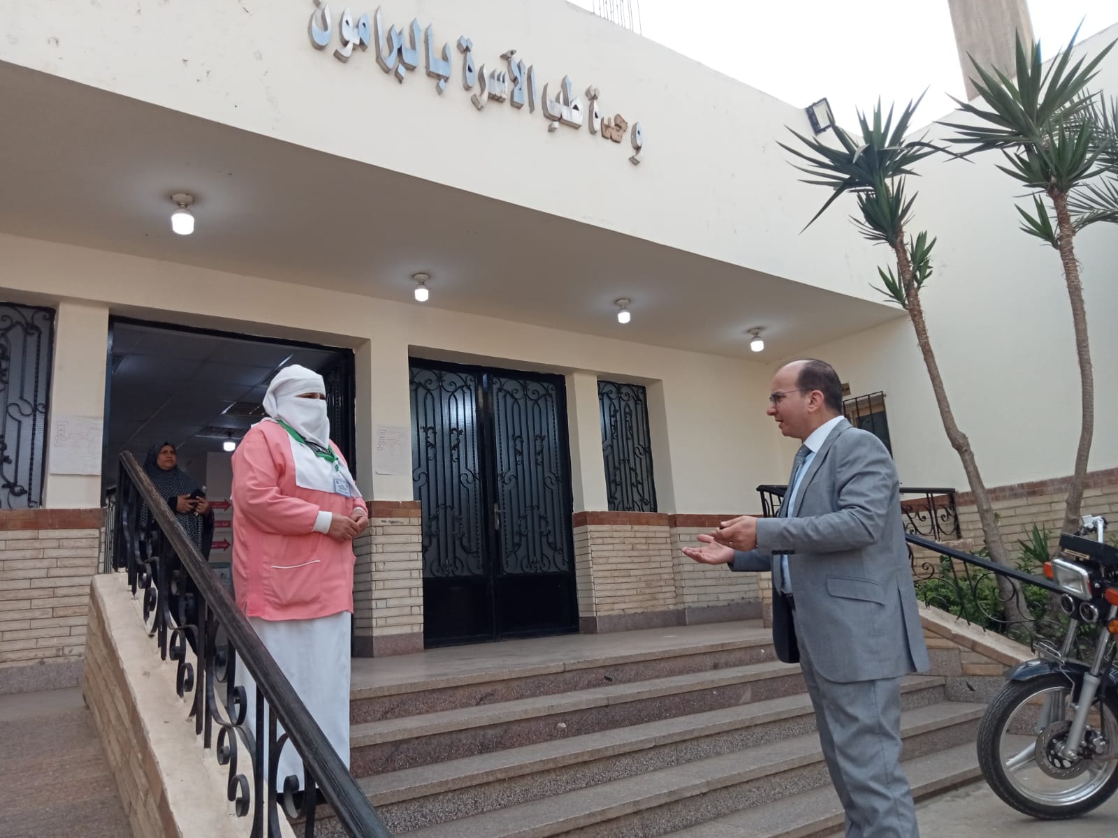 جولة مفاجئة لوكيل وزارة الصحة بالدقهلية على مركز طب أسرة البرامون وإحالة طبيب للتحقيق |صور