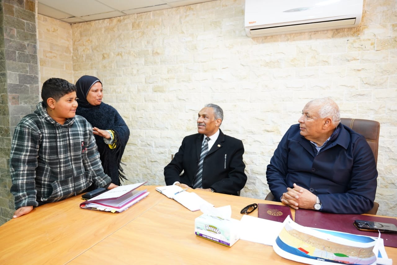 محافظ مطروح يتفقد مدينة النجيلة ويبحث عن حلول للمشاكل على الطبيعة| صور