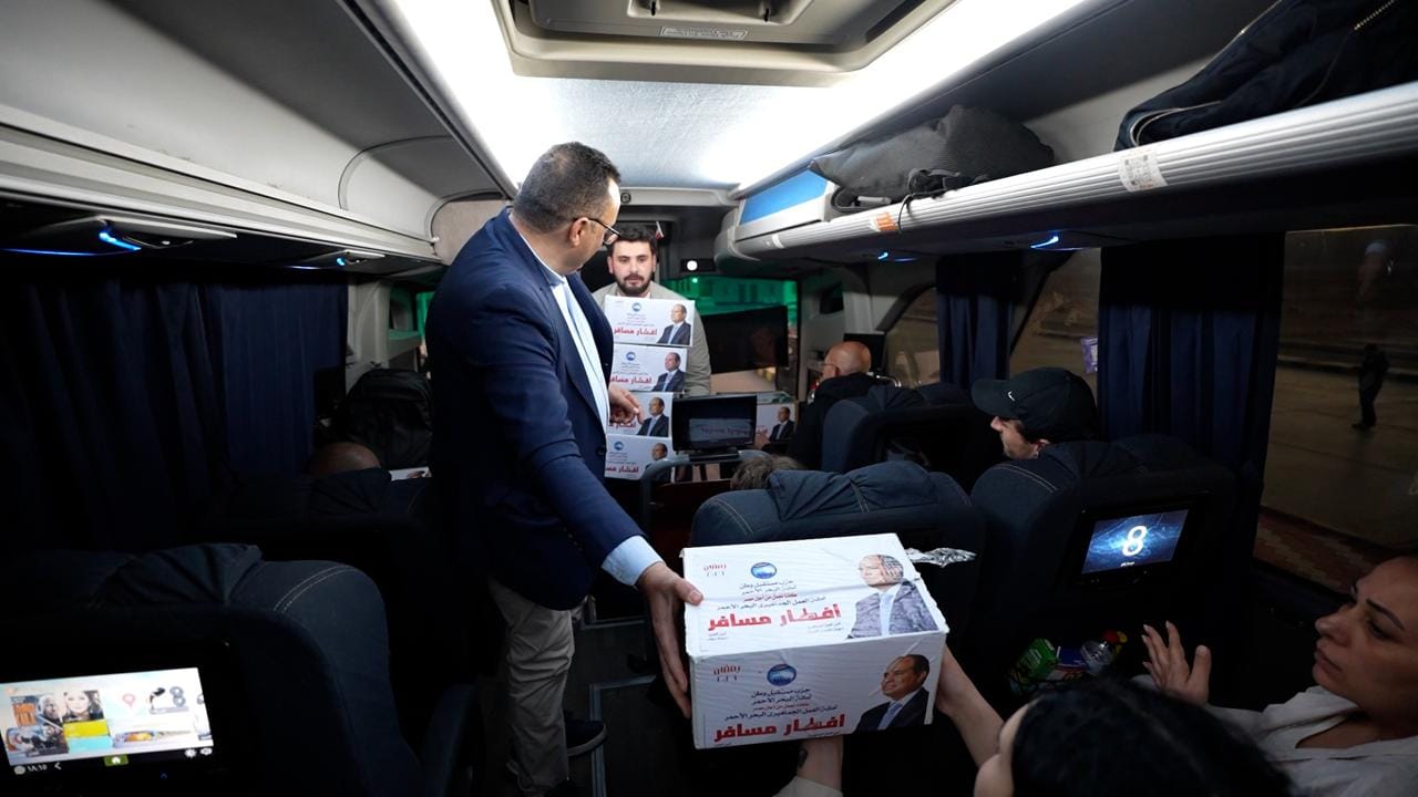 مستقبل وطن بالبحر الأحمر يوزع «هدية الرئيس» ويطلق حملة إفطار مسافر| صور