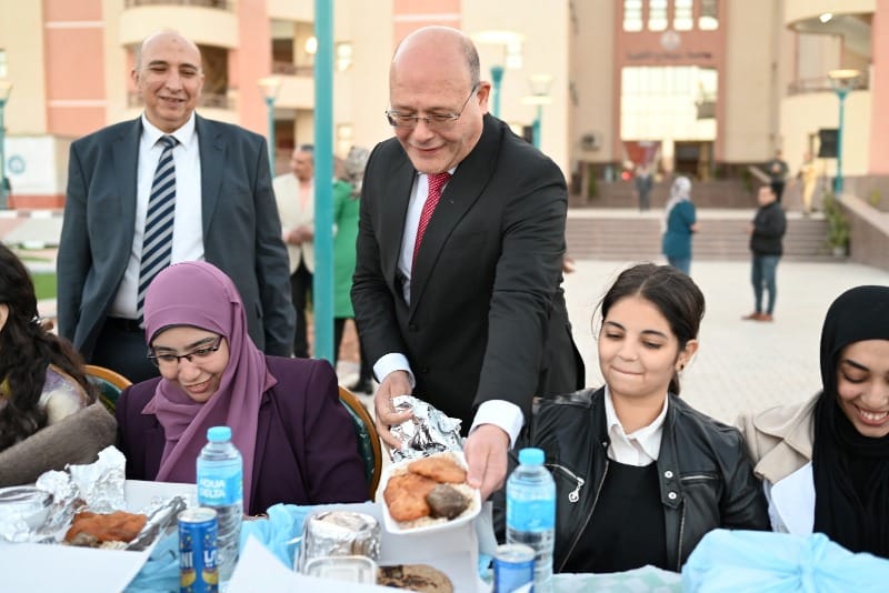 رئيس جامعة سوهاج الأهلية يشارك منسوبي الجامعة على مائدة الإفطار| صور
