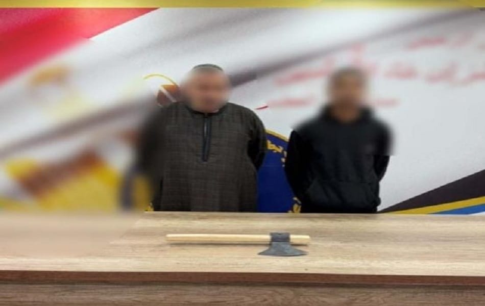 خناقة أمام محل خضار بالغردقة.. والأمن يضبط الطرفين و"بلطة" في يد أحدهما