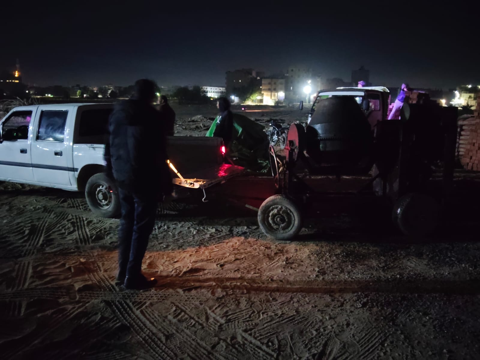 وقف أعمال مخالفة بنطاق حي الجون ومصادرة خلاطتين بالفيوم| صور