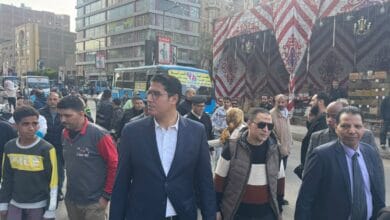 حملات لمراجعة تراخيص المحال ورفع الإشغالات في باب الشعرية| صور