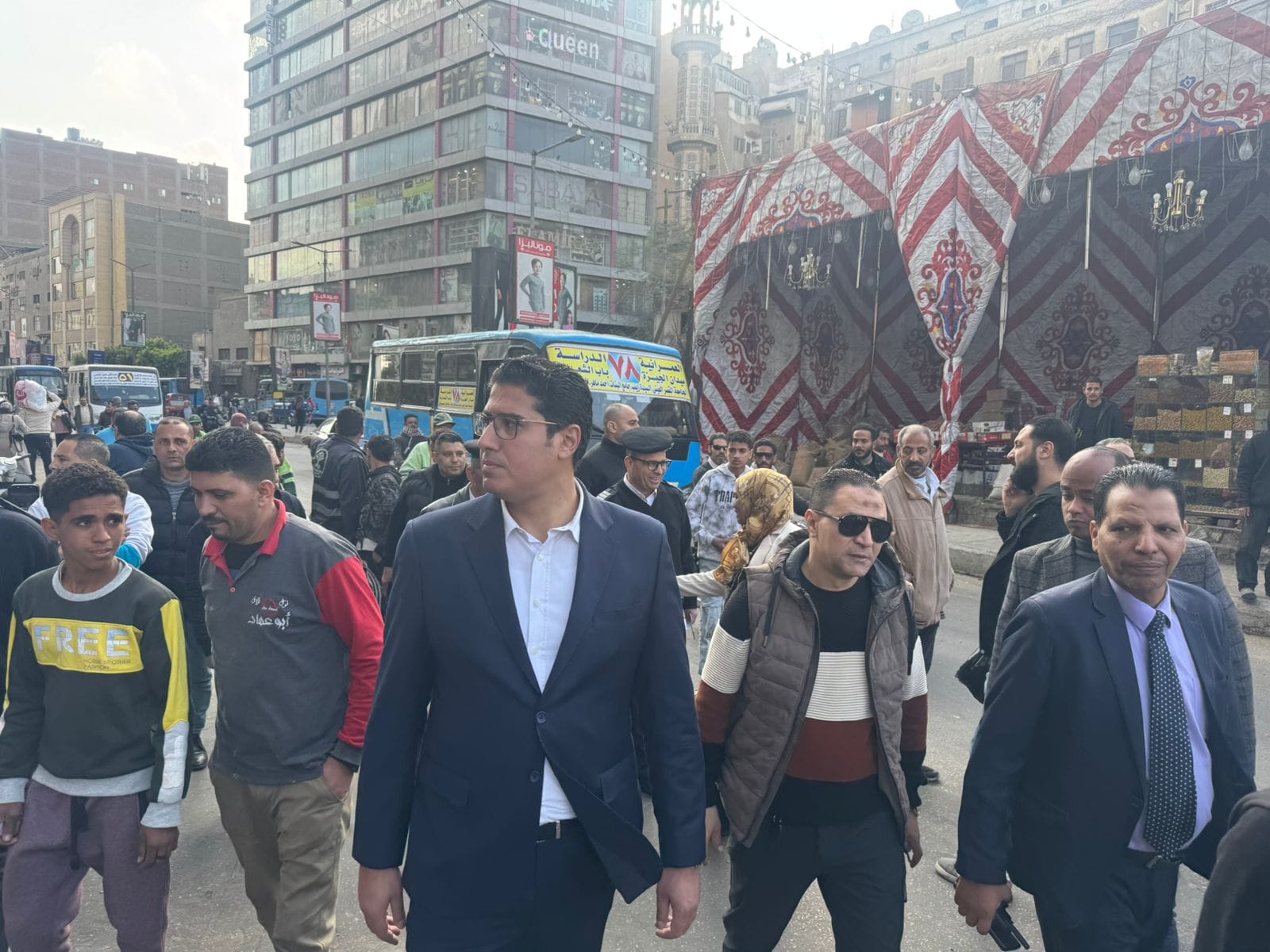 حملات لمراجعة تراخيص المحال ورفع الإشغالات في باب الشعرية| صور