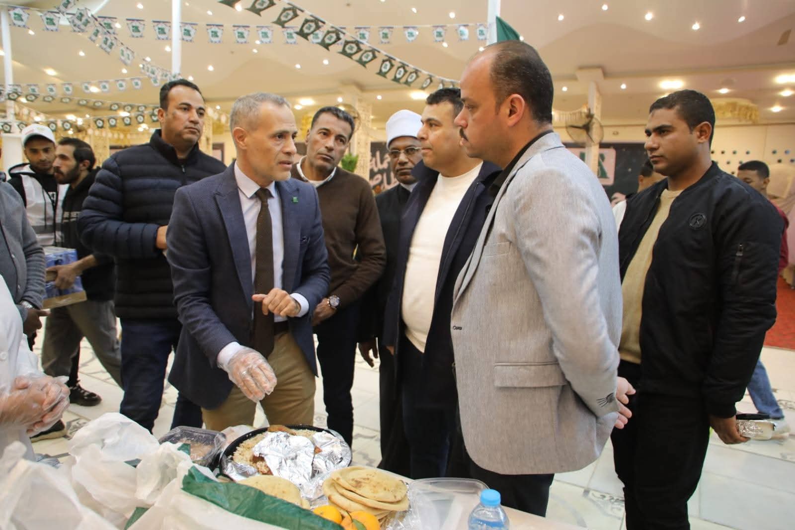 نائب محافظ الوادي الجديد يشارك الأسر والطلاب الوافدين الإفطار الرمضاني| صور