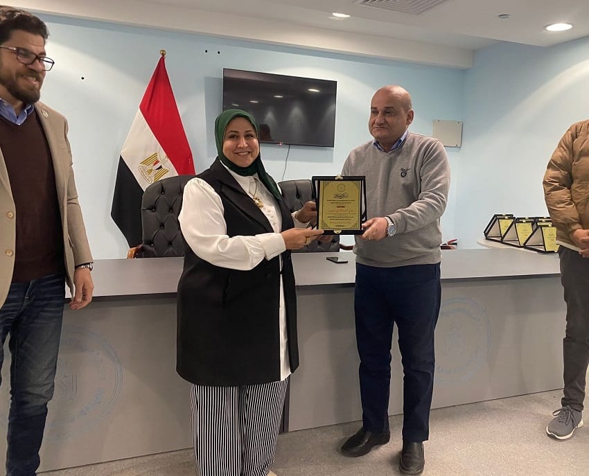 تكريم وكيل وزارة التعليم بالسويس لدعمها مبادرة «رهن إشارتك»| صور