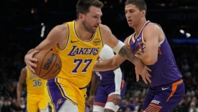 فينكس صنز يفوز على ليكرز في الوقت القاتل بدوري السلة الأمريكي