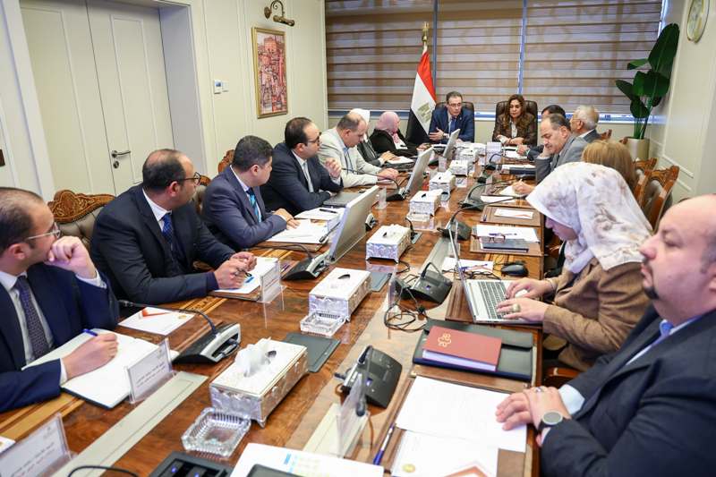 وزيرة التنمية المحلية والبيئة تبحث مع رئيس الجهاز المركزي للتنظيم والإدارة تعديلات الهياكل التنظيمية بالوزارة