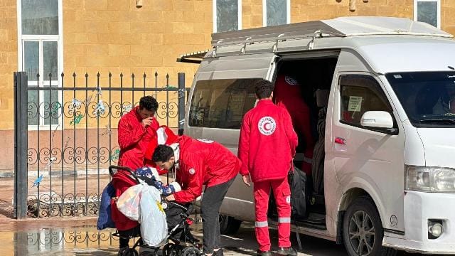 الهلال الأحمر المصري ينتشر على معبر رفح لتقديم الخدمات الإنسانية للدفعة الـ21 من الجرحى والمصابين الفلسطينيين