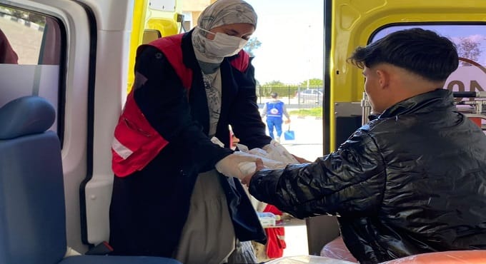 فرق الهلال الأحمر المصرى تنتشر على معبر رفح لتقديم الخدمات للدفعة الـ21 من الجرحى والمصابين الفلسطينيين