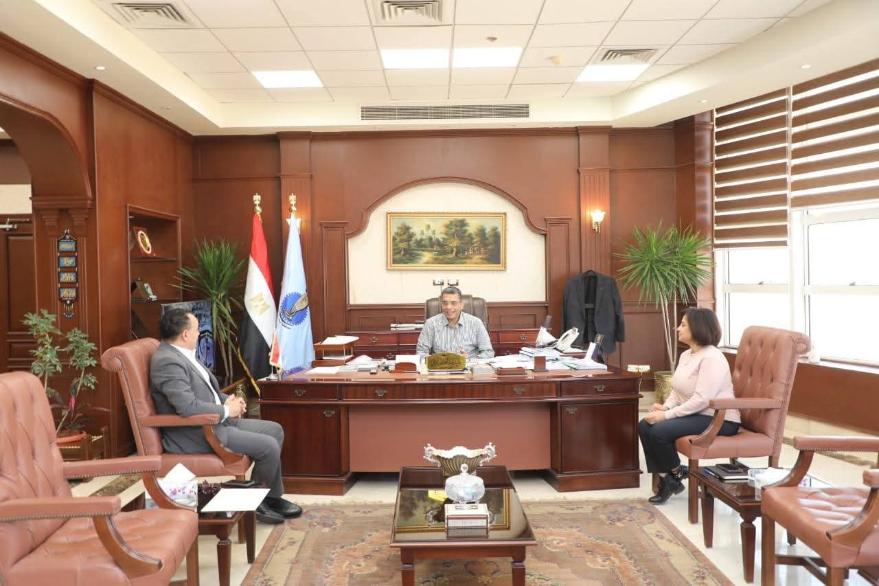 محافظ البحر الأحمر يبحث مع رئيس غرفة السياحة تذليل عقبات القطاع