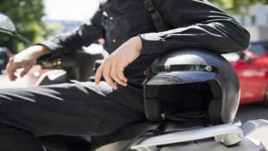 تحرير مئات المخالفات لسائقي الدراجات النارية للقيادة بدون خوذة