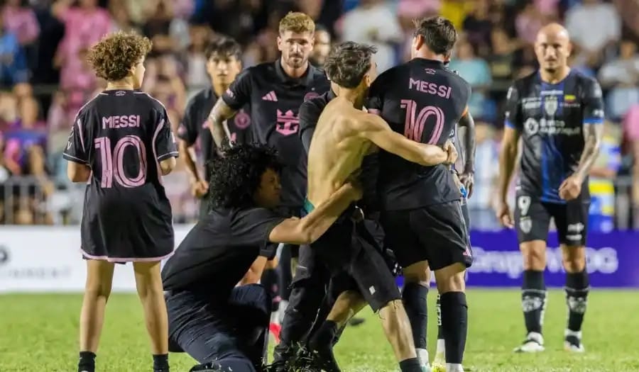 وسط اقتحام الجماهير.. ميسي يسقط أرضا خلال مباراة ودية لإنتر ميامي