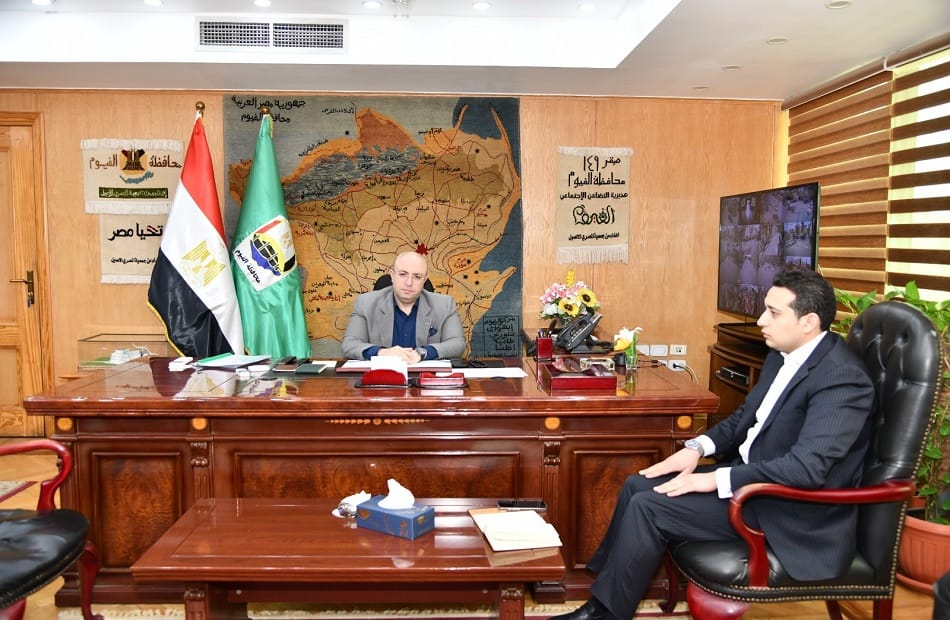 محافظ الفيوم يناقش خطط وآليات تطبيق منظومة متكاملة للنظافة وإدارة المخلفات | صور