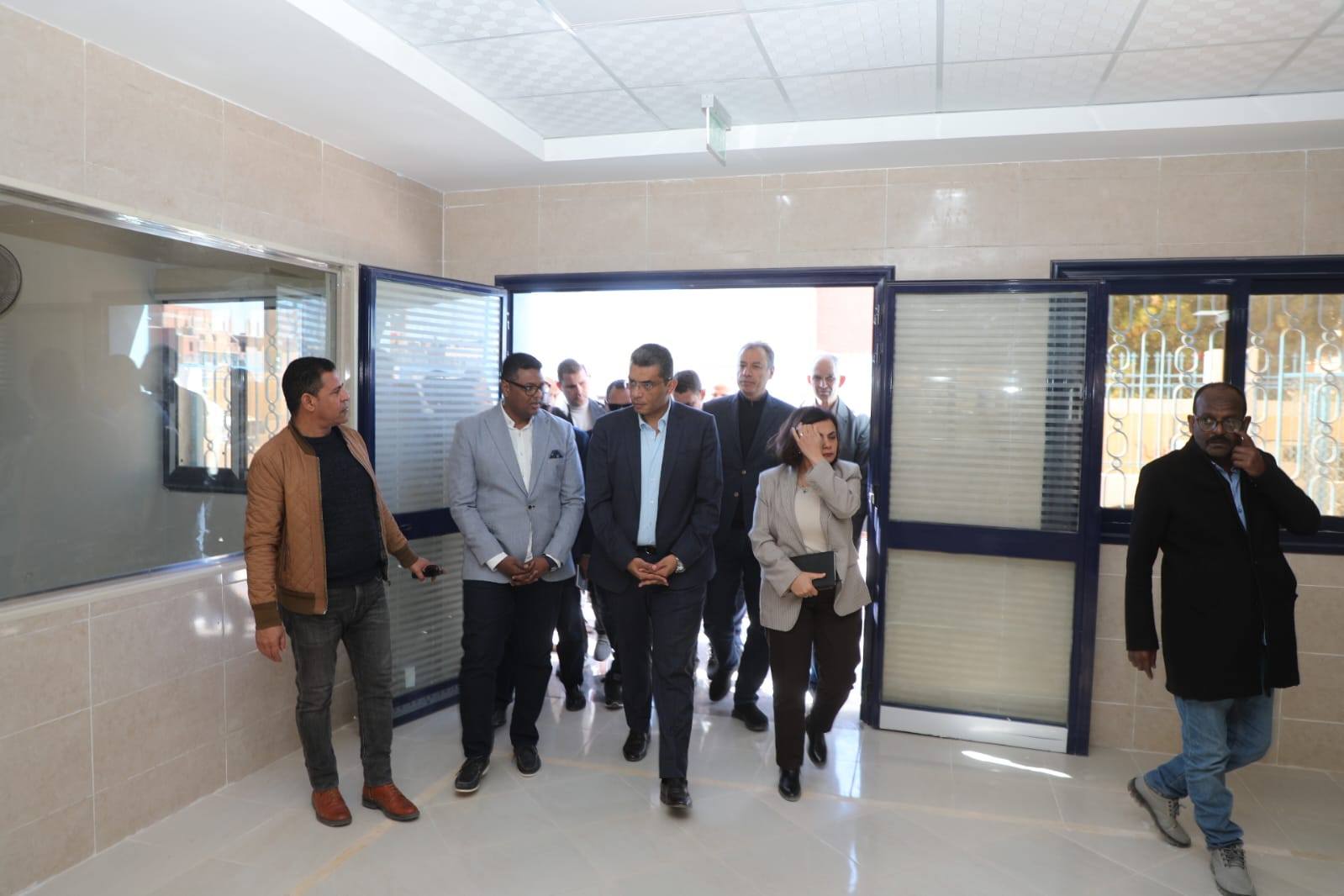 محافظ البحر الأحمر يتابع إنشاء وحدة طب الأسرة بسفاجا