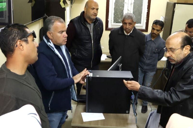 رئيس مياه الفيوم يبحث مع العاملين بقطاع التخطيط سبل تطوير منظومة العمل| صور