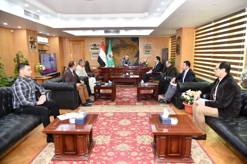 محافظ الفيوم يناقش آليات استمرارية إعادة التوازن البيئي لبحيرة قارون| صور