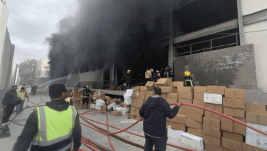 قوات الحماية المدنية تتعامل مع حريق ضخم في مصنع بمدينة السادس من أكتوبر.