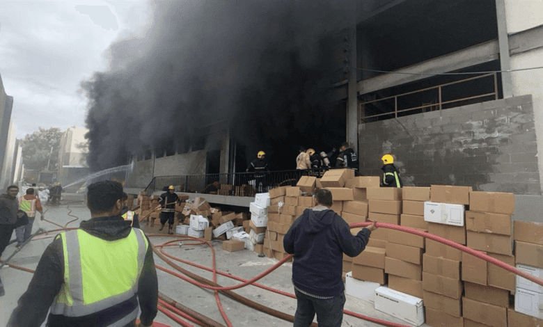 قوات الحماية المدنية تتعامل مع حريق ضخم في مصنع بمدينة السادس من أكتوبر.