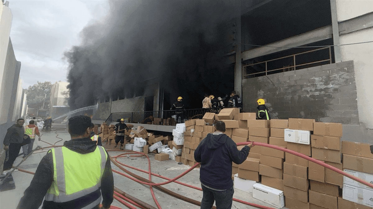 قوات الحماية المدنية تتعامل مع حريق ضخم في مصنع بمدينة السادس من أكتوبر.