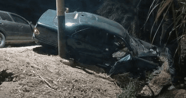 سيارة ملاكي منقلبة على جانب طريق في قرية الكوم الأحمر بمحافظة قنا بعد حادث تسبب في إصابة 3 أشخاص.