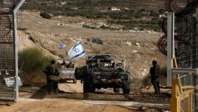 صورة لقوات الاحتلال الصهيوني تقتحم قرية سورية في ريف القنيطرة، يظهر فيها جنود يحملون أسلحة ومنازل ريفية.