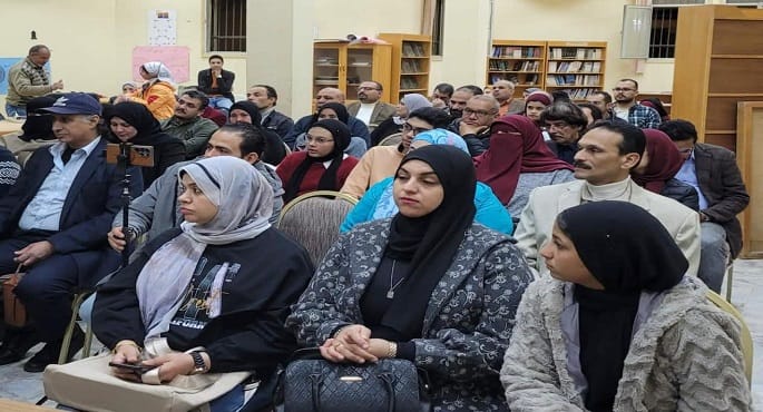 صورة جماعية للأدباء المكرمين خلال الاحتفالية.