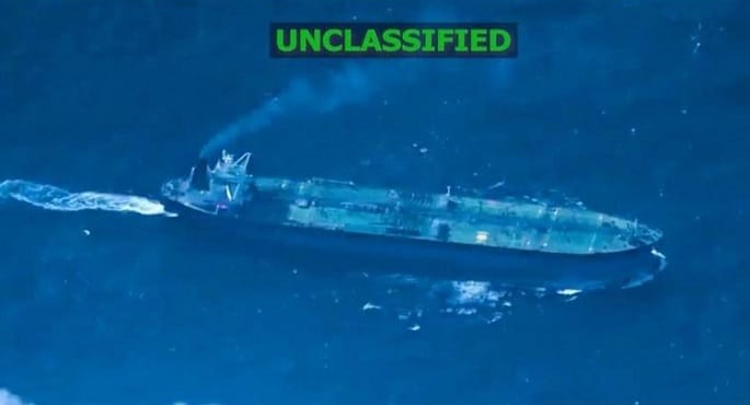 سفينة في عرض البحر.