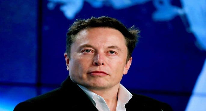 صورة تُظهر مركبات فضائية لشركتي سبيس إكس وبلو أوريجن تتنافسان نحو القمر، مع خلفية تعكس الأجواء المستقبلية لسباق الفضاء العالمي الذي يضم الصين.