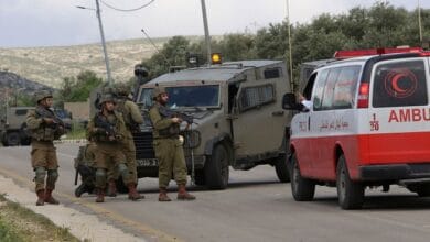 قوات الاحتلال الإسرائيلي تحتجز طاقم إسعاف تابع للهلال الأحمر.