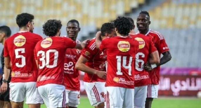 صورة للاعبي النادي الأهلي والجونة يتنافسون على الكرة في مباراة بالدوري المصري الممتاز على استاد القاهرة الدولي.