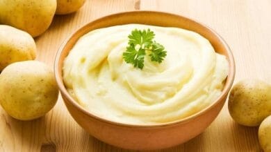 طبق من البطاطس المهروسة الصحية مع الأعشاب الطازجة والخضروات، يُقدم كوجبة سحور خفيفة ومغذية خلال شهر رمضان.