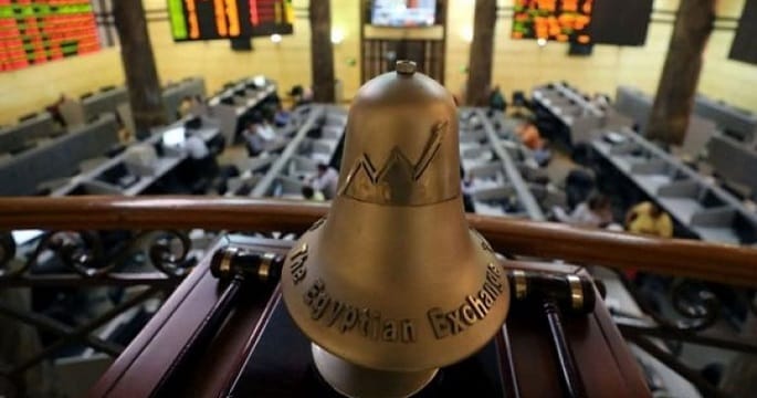 شاشة عرض إلكترونية لمؤشرات البورصة المصرية تظهر تراجعاً حاداً في قيم الأسهم والرسوم البيانية باللون الأحمر، مع إبراز مؤشرات EGX30 وEGX70 وEGX100.