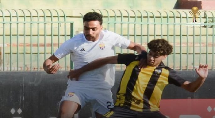 صورة ملعب كرة قدم مضاءة استعداداً لمباراة في الدوري الممتاز بين الجونة والمقاولون العرب أو طلائع الجيش وكهرباء الإسماعيلية.