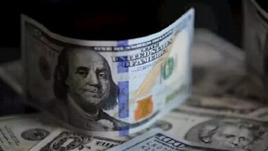 مخطط بياني يظهر ارتفاع قيمة الدولار الأمريكي مقابل العملات الرئيسية.