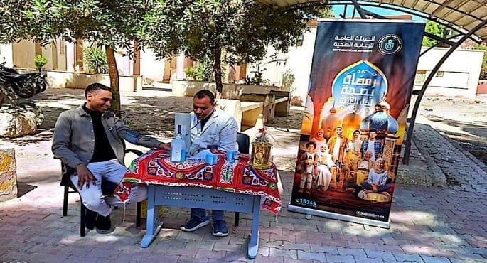 صورة توضيحية لفرق طبية متنقلة تابعة للهيئة العامة للرعاية الصحية تقدم خدماتها للمنتفعين في إطار حملة 'رمضان بصحة لكل العيلة' خلال شهر رمضان.