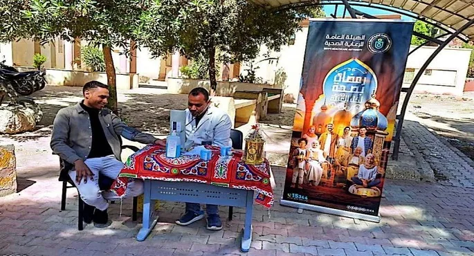 صورة توضيحية لفرق طبية متنقلة تابعة للهيئة العامة للرعاية الصحية تقدم خدماتها للمنتفعين في إطار حملة 'رمضان بصحة لكل العيلة' خلال شهر رمضان.