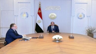 صورة الرئيس عبد الفتاح السيسي يعقد اجتماعاً مع محافظ البنك المركزي.