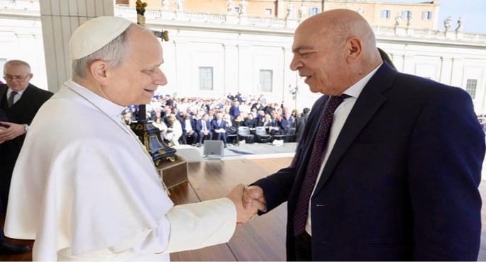 صورة تجمع معالي وزير السياحة والآثار الفلسطيني الأستاذ هاني الحايك بقداسة البابا ليو الرابع عشر في الفاتيكان، خلال مباحثات حول تطورات الأوضاع في فلسطين.