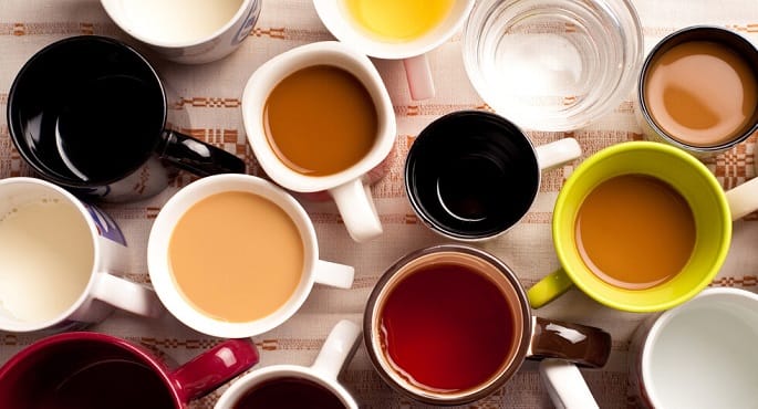 صورة لمائدة سحور رمضانية مع التركيز على المشروبات.