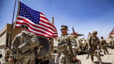 قوافل مدرعة للقوات الأمريكية تنسحب من قاعدة قسرك في ريف الحسكة بسوريا.